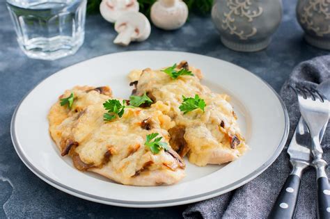 Аппетитная курочка с грибами и сыром