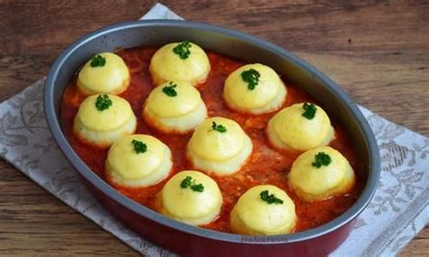 Вареные картофельные группы в мясном соусе