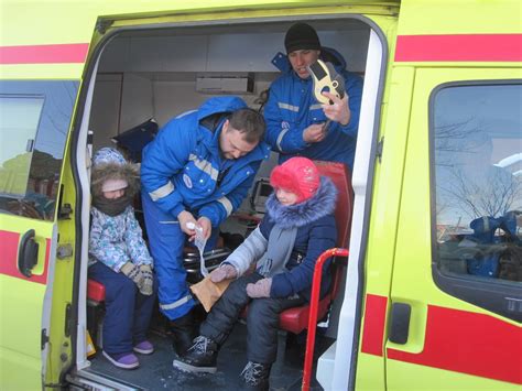 В каких случаях необходима медицинская помощь после проглатывания резинки от наушника