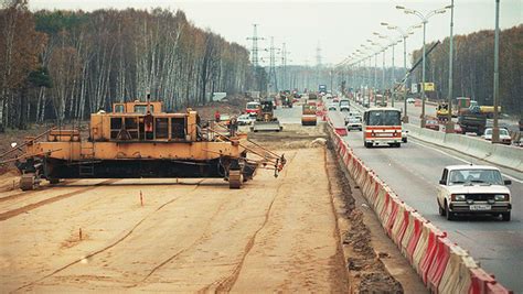 Зеленая жидкость на столбах МКАД: что это такое?