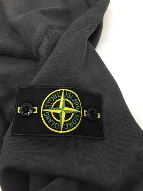 Значение патча Stone Island на левой руке