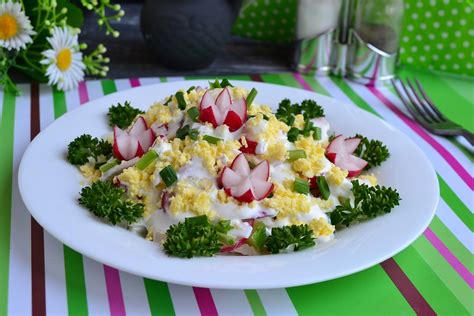 Пикантный салат с редиской и куриной грудкой