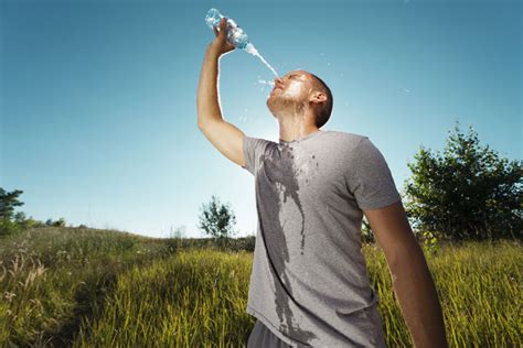 Примета разлить воду на столе: поверье или наука?