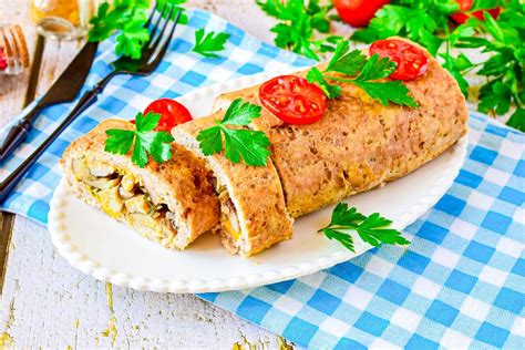 Роллы из фарша с сыром и овощами