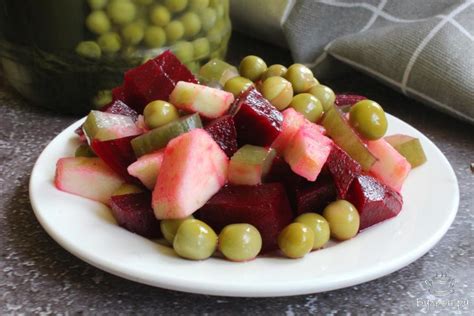 Салат из вареной свеклы с яблоком и орехами