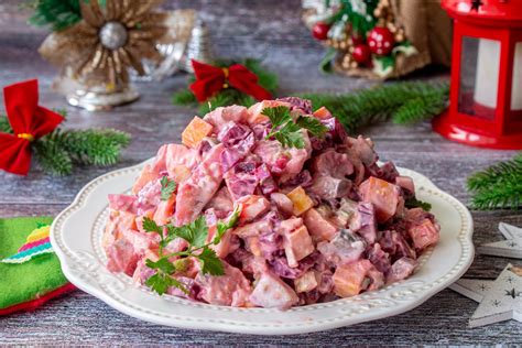 Салат с вареной свеклой, сыром и оливковым маслом