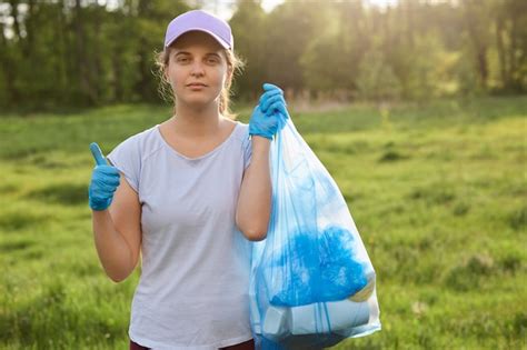 Что значит сон, в котором женщина собирает мусор?